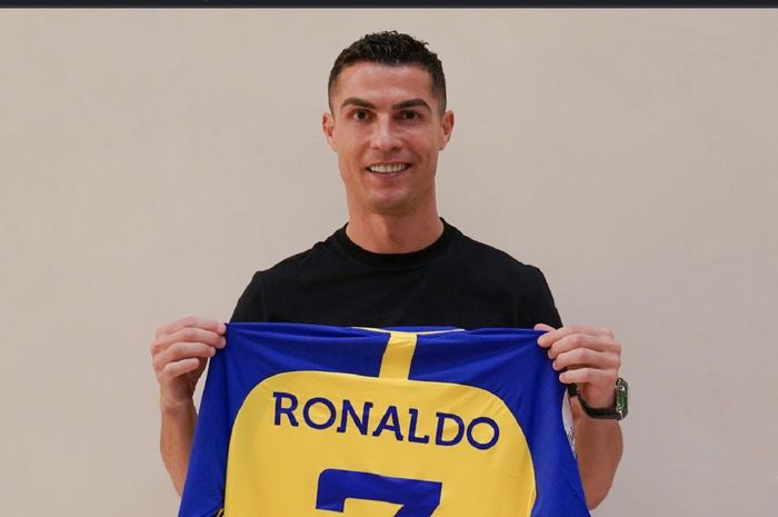 Cristiano Ronaldo resmi bergabung dengan Al Nassr dan mendapatkan gaji terbesar sepanjang sejarah sepak bola.
