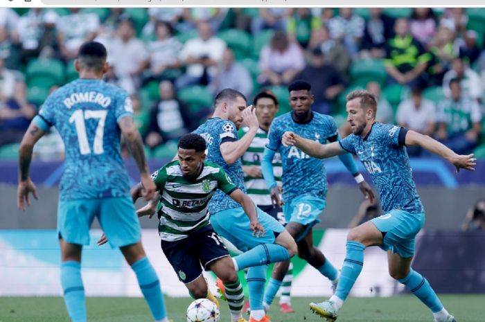 Para pemain Tottenham Hotspur berduel denga Marcus Edwards dari Sporting CP dalam laga grup Liga Champions 2022-2023, Selasa (13/9/2022).