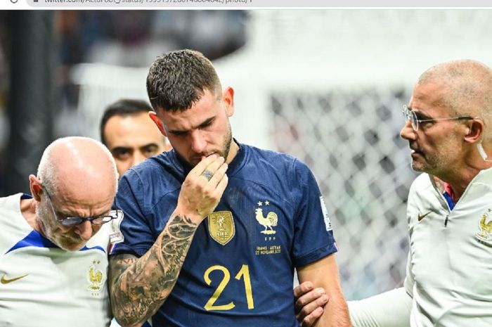 Ekspresi kekecewaan bek timnas Prancis, Lucas Hernandez, saat ditarik keluar akibat mendapatkan cedera dalam laga melawan timnas Australia pada partai perdana Grup D Piala Dunia 2022, Selasa (22/11/2022).
