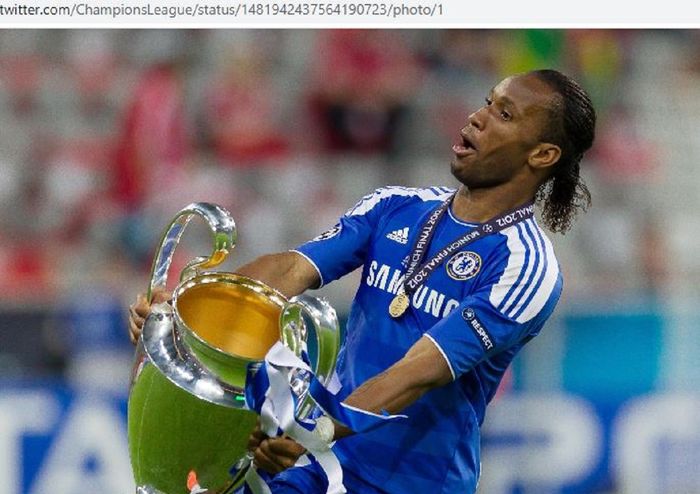 Didier Drogba melakukan selebrasi perayaan juara Liga Champions 2011-2012 bersama Chelsea.
