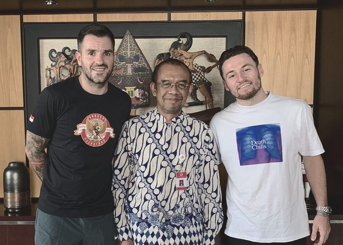 Pelatih timnas Indonesia (Simon McMenemy, Sesmenpora, (Gatot S. Dewa Broto), dan pemain asing PSM Makassar (Marc Klok) di Kantor Kemenpora, Senin (22/7/2019).