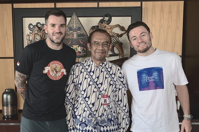 Pelatih timnas Indonesia (Simon McMenemy, Sesmenpora, (Gatot S. Dewa Broto), dan pemain asing PSM Makassar (Marc Klok) di Kantor Kemenpora, Senin (22/7/2019).