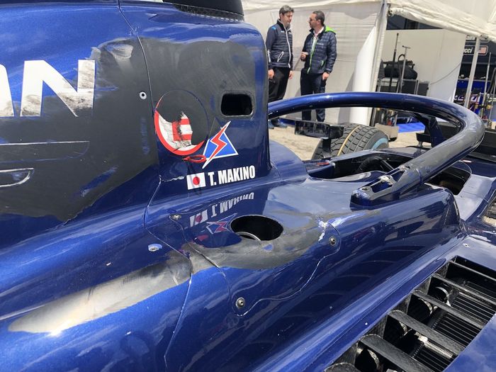 Bekas gesekan ban di bodi mobil Tadasuke Makino saat crash di race 2 F2 Spanyol