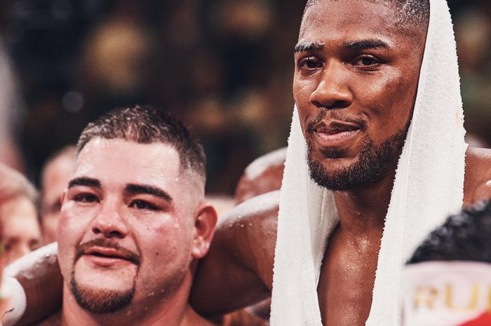 Anthony Joshua (kanan) berangkulan dengan Andy Ruiz Jr. (kiri) setelah keduanya berduel di Madison Square Garden, New York, Amerika Serikat pada Sabtu (1/6/2019) malam waktu setempat