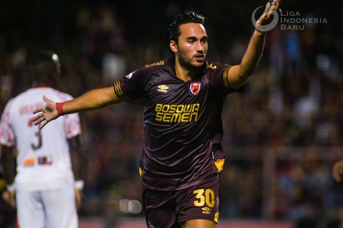 Striker PSM Makassar, Ezra Walian, merayakan gol yang dicetaknya ke gawang Persipura Jayapura pada laga tunda pekan keempat Liga 1 2019.