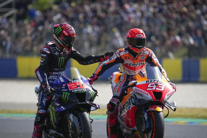Fabio Quartararo (Yamaha/kiri) dan Marc Marquez (kanan/Honda) di MotoGP 2022