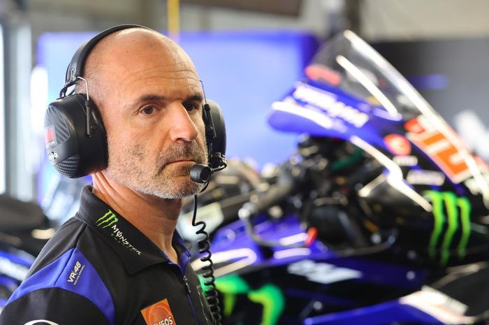 Manajer tim Yamaha, Massimo Meregalli bingung dengan mesin Yamaha YZR M-1 yang masih stuck.