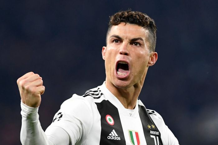 Megabintang Juventus, Cristiano Ronaldo, melakukan selebrasi.