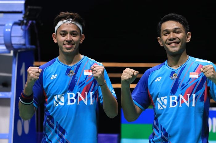 Pasangan ganda putra Indonesia, Fajar Alfian/Muhammad Rian Ardianto, berpose setelah memastikan diri ke final Malaysia Open 2023 di Axiata Arena, Kuala Lumpur, Sabtu (14/1/2023).