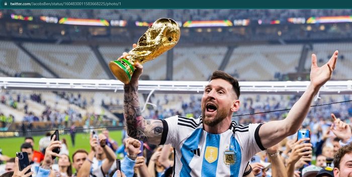 Lionel Messi, yang membawa trofi Piala Dunia, tampak dibopong dan dielu-elukan pasca-pertandingan final Piala Dunia 2022. 