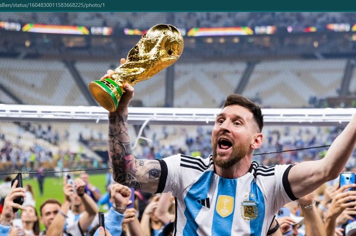 Lionel Messi, yang membawa trofi Piala Dunia, tampak dibopong dan dielu-elukan pasca-pertandingan final Piala Dunia 2022. 