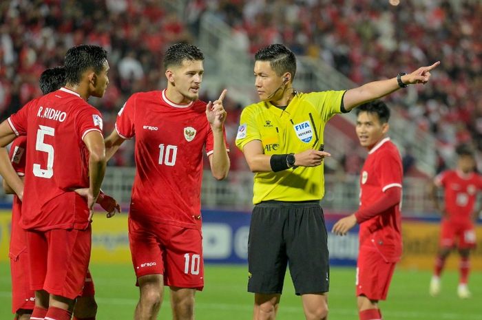 Bek Timnas U-23 Indonesia Justin Hubner (tengah) memprotes wasit Shen Yinhao yang menghukum Risky Ridho kartu merah langsung dalam semifinal Piala Asia U-23 2024 melawan Uzbekistan di Stadion Abdullah bin Khalifa, Doha, Qatar, Senin (29/4/2024) malam WIB.