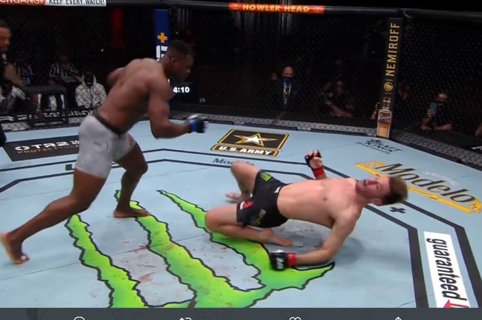 Francis Ngannou saat membuat KO Stipe Miocic di UFC 260.