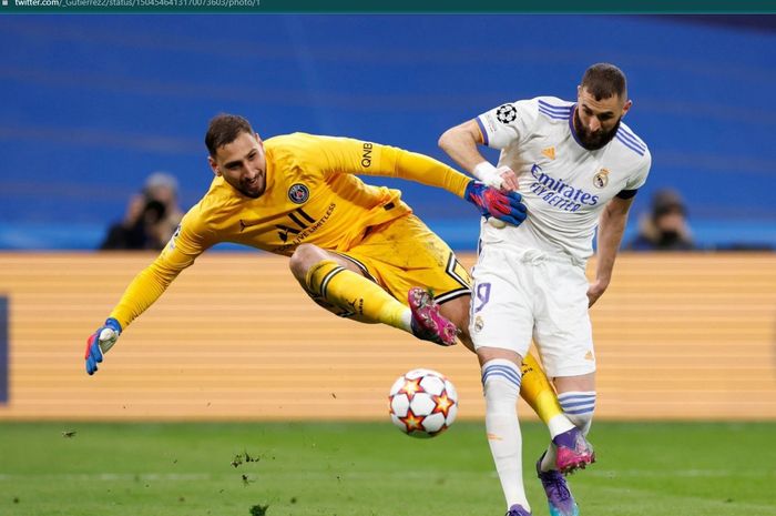 Momen tabrakan antara Gianluigi Donnarumma dan Karim Benzema pada laga leg kedua babak 16 besar Liga Champions 2021-2022.