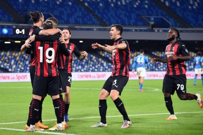 Para pemain AC Milan merayakan gol yang dilesakkan Zlatan Ibrahimovic ke gawang Napoli dalam  lanjutan laga Liga Italia 2020-2021, Minggu (22/11/2020) dini hari WIB.