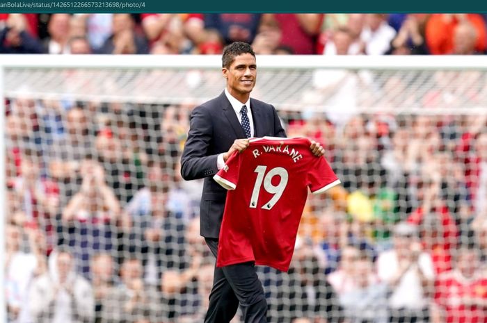 Raphael Varane resmi diperkenalkan Manchester United dihadapan publik pada laga perdana Liga Inggris 2021-2022.