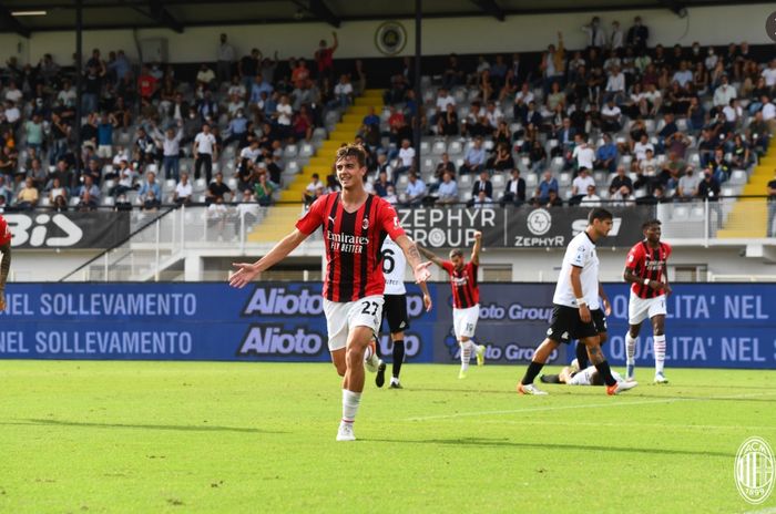 Anak Paolo Maldini, Daniel Maldini, merayakan gol yang dicetaknya dalam laga AC Milan melawan Spezia di pekan ke-6 Liga Italia, Sabtu (25/9/2021) di Stadion Alberto Picco.