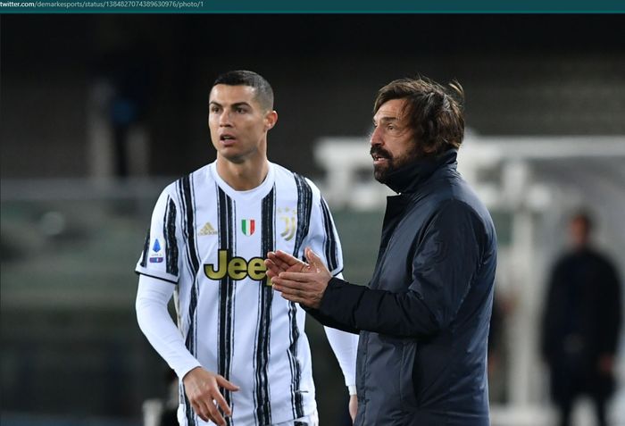 Momen Andrea Pirlo memberikan instruksi kepada para pemain Juventus di samping Cristiano Ronaldo.