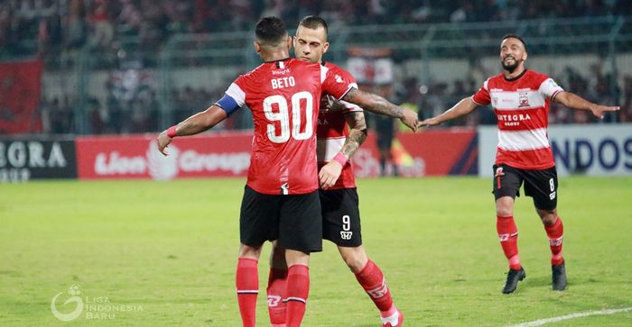 Penyerang Madura United, Aleksandar Rakic dan Alberto Goncalves, merayakan golnya ke gawang Persela Lamongan di Stadion Gelora Bangkalan, Madura pada Selasa (24/9/2019).