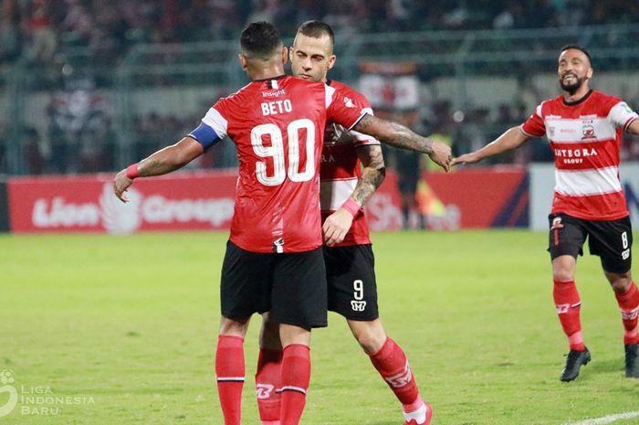 Penyerang Madura United, Aleksandar Rakic dan Alberto Goncalves, merayakan golnya ke gawang Persela Lamongan di Stadion Gelora Bangkalan, Madura pada Selasa (24/9/2019).