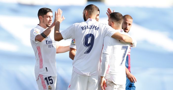 Para pemain Real Madrid merayakan gol Eden Hazard ke gawang SD Huesca dalam lanjutan laga Liga Spanyol 2020-2021, Sabtu (31/10/2020).