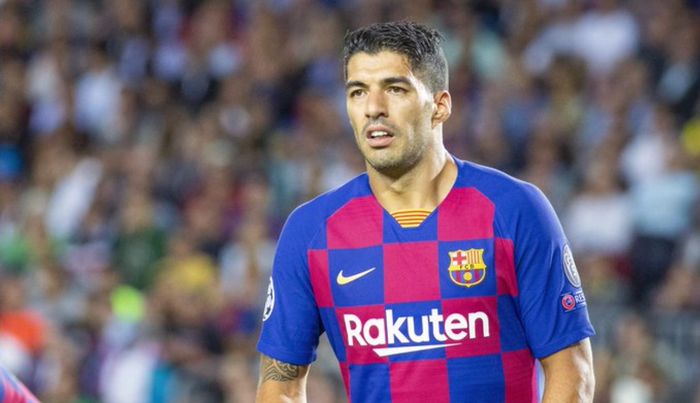 Penyerang Barcelona, Luis Suarez, tengah dalam persimpangan jalan, antara bertahan atau pindah ke klub baru pada bursa transfer musim panas 2020.