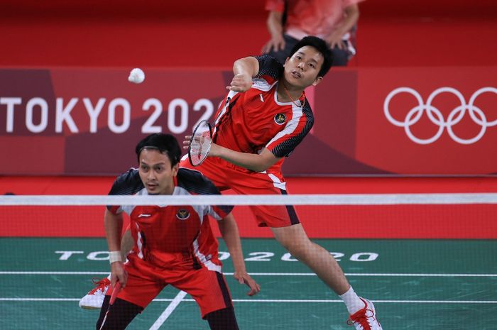 Pasangan ganda putra Indonesia, Mohammad Ahsan/Hendra Setiawan, saat menjalani pertandingan melawan Takeshi Kamura/Keigo Sonoda (Jepang) pada babak perempat final Olimpiade Tokyo 2020 di Musashino Forest Sport Plaza, Tokyo, Jepang, Kamis (29/7/2021).