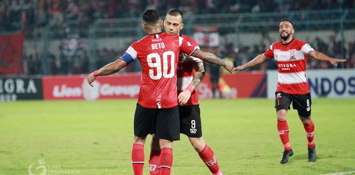 Penyerang Madura United, Aleksandar Rakic dan Alberto Goncalves, merayakan golnya ke gawang Persela Lamongan di Stadion Gelora Bangkalan, Madura pada Selasa (24/9/2019).