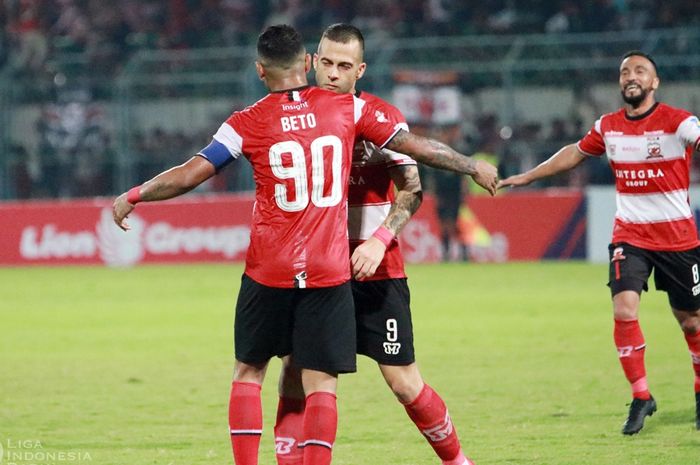Penyerang Madura United, Aleksandar Rakic dan Alberto Goncalves, merayakan golnya ke gawang Persela Lamongan di Stadion Gelora Bangkalan, Madura pada Selasa (24/9/2019).