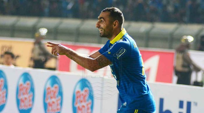 Gelandang Persib Bandung, Artur Gevorkyan, melakukan selebrasi setelah mencetak gol ke gawang Persipura Jayapura pada pekan pertama Liga 1 2019 di Stadion Si Jalak Harupat, Bandung, Sabtu (18/5/2019).
