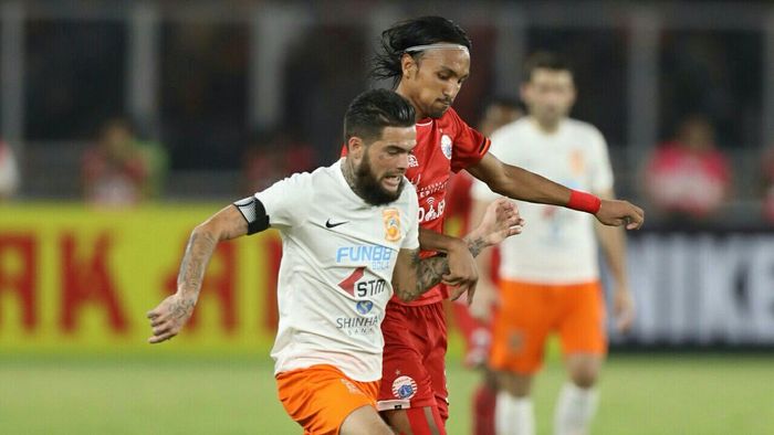 Duel Diego Michiels dan Rohit Chand saat laga Persija Jakarta kontra Borneo FC.