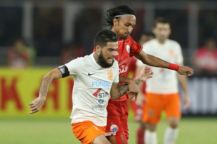 Bek Borneo FC, Diego Michiels (kiri,kostum putih)