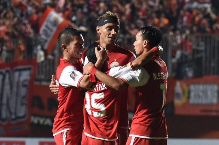 Pemain Persija Jakarta merayakan gol melawan Borneo FC.