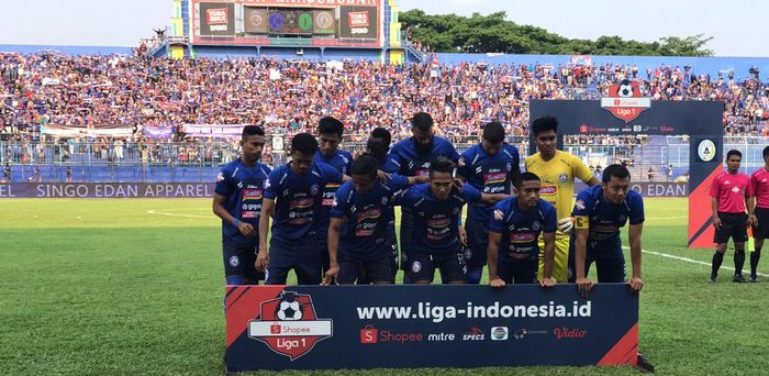Para pemain Arema FC berpose sebelum menjamu PSS Sleman pada pekan ke-20 Liga 1 2019 di Stadion Kanjuruhan, Kabupaten Malang, Selasa (24/9/2019) sore.