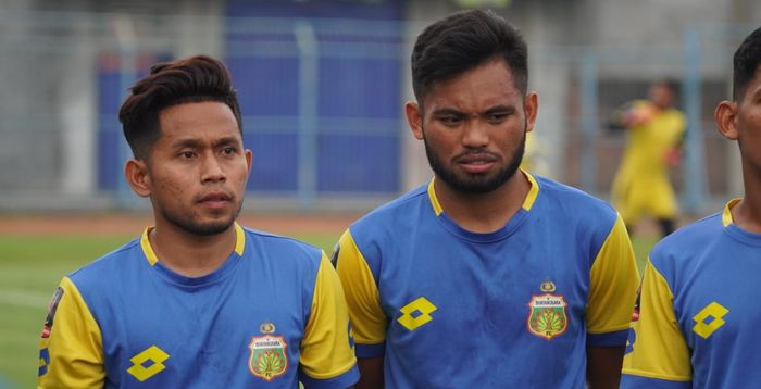 Dua winger timnas Indonesia, Andik Vermansah dan Saddil Ramdani, saat mengikuti latihan Bhayangkara FC jelang Piala Gubernur Jatim 2020 di Stadion Gelora Bangkalan, Madura, Minggu (9/2/2020).