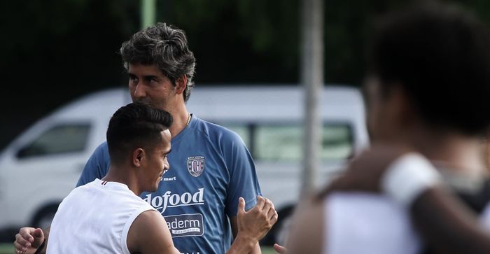 Pelatih Bali United, Stefano Cugurra alias Teco, saat memimpin anak asuhnya berlatih di Lapangan Australian Independent School (AIS), Denpasar, Selasa (7/1/2020). 