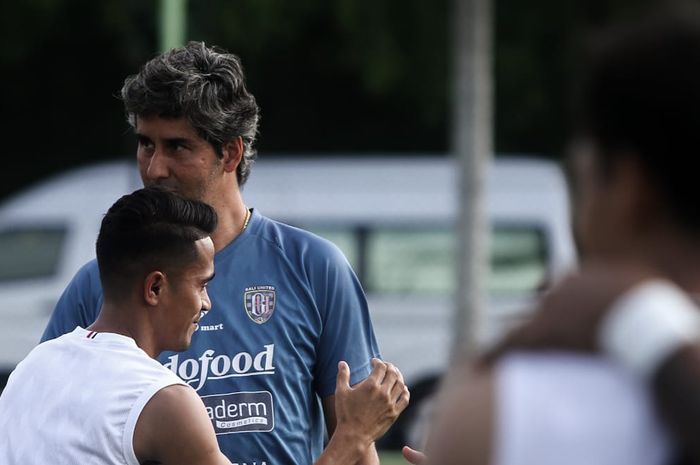 Pelatih Bali United, Stefano Cugurra alias Teco, memimpin anak asuhnya berlatih di Lapangan Australian Independent School (AIS), Denpasar, Selasa (7/1/2020). 