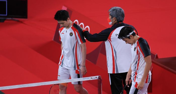 Pelatih ganda putra Indonesia, Herry Iman Pierngadi, menyemangati pasangan Marcus Fernaldi Gideon/Kevin Sanjaya Sukamuljo saat menjalani pertandingan melawan Aaron Chia/Soh Wooi Yik (Malaysia) pada babak perempat final Olimpiade Tokyo 2020 di Musashino Forest Sport Plaza, Tokyo, Jepang, Kamis (29/7/