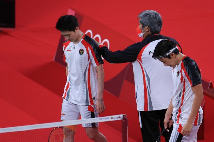 Hubungan antara pemain ganda putra Indonesia, Kevin Sanjaya Sukamuljo (kiri), dengan kepala pelatih ganda putra, Herry Iman Pierngadi (tengah), dikabarkan  sedang renggang.