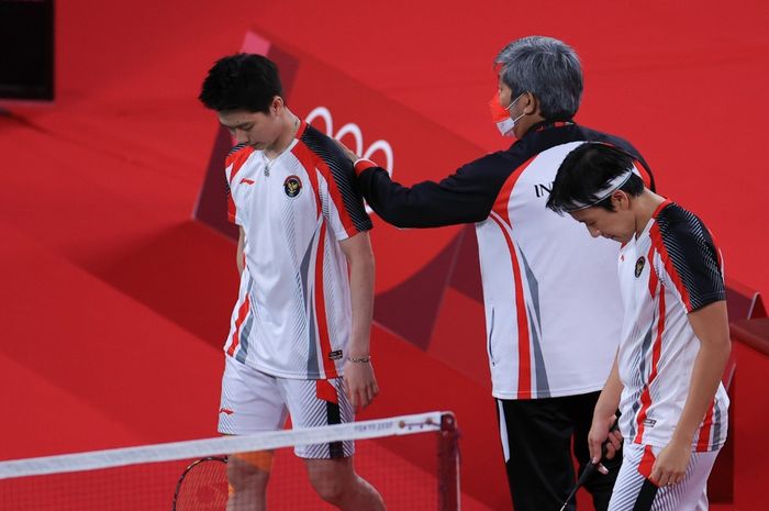 Hubungan antara pemain ganda putra Indonesia, Kevin Sanjaya Sukamuljo (kiri), dengan kepala pelatih ganda putra, Herry Iman Pierngadi (tengah), dikabarkan sedang renggang.