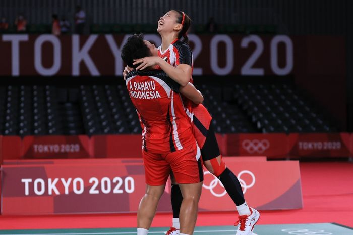 Pasangan ganda putri Indonesia, Greysia Polii/Apriyani Rahayu, melakukan selebrasi sesaat setelah memastikan kemenangan pada babak semifinal Olimpiade Tokyo 2020 atas Lee So-hee/Shin Seung-chan (Korea Selatan) di Musashino Forest Sport Plaza, Tokyo, Jepang, Sabtu (31/7/2021).