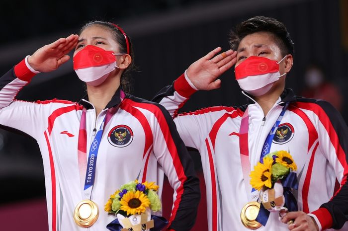 Greysia Polii/Apriyani Rahayu saat victory ceremony Olimpiade Tokyo 2020, Senin (2/8/2021)