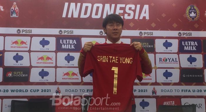 Pelatih timnas Indonesia, Shin Tae-yong, diperkenalkan di Stadion Pakansari