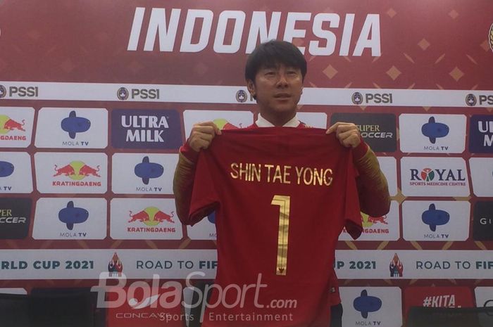 Pelatih timnas Indonesia, Shin Tae-yong, diperkenalkan di Stadion Pakansari