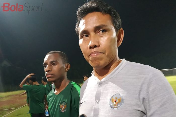 Pemain dan pelatih timnas U-16 Indonesia, Alexandro Felix Kamuru serta Bima Sakti seusai laga uji coba di Stadion Pajajaran, Bogor, Sabtu (25/5/2019).