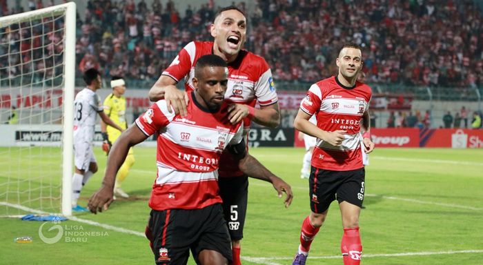 Penyerang Madura United, Greg Nwokolo,  saat merayakan gol di sebuah pertandingan Liga 1.