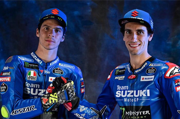 Pembalap Suzuki Ecstar, Joan Mir dan Alex Rins, dalam sesi pemotretan untuk peluncuran tim menjelang MotoGP 2022.