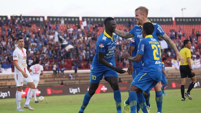 Para pemain Persib Bandung merayakan gol yang dicetak Ezechiel N'Douassel ke gawang Persija Jakarta dalam lanjutan Liga 1 2019 di Stadion Kapten I Wayan Dipta, Gianyar, Bali, Senin (28/10/2019).
