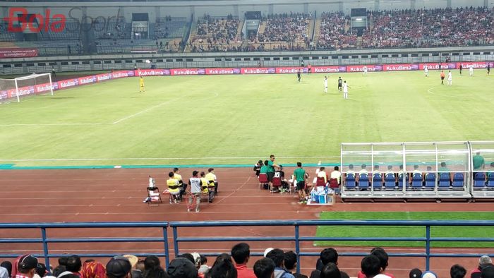 Ramadhan Sananta setelah ditarik keluar Shin Tae-yong dalam laga timnas Indonesia melawan Curacao di Stadion Gelora Bandung Lautan Api (GBLA), Bandung, Sabtu (24/9/2022).