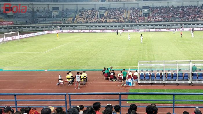 Ramadhan Sananta setelah ditarik keluar Shin Tae-yong dalam laga timnas Indonesia melawan Curacao di Stadion Gelora Bandung Lautan Api (GBLA), Bandung, Sabtu (24/9/2022).